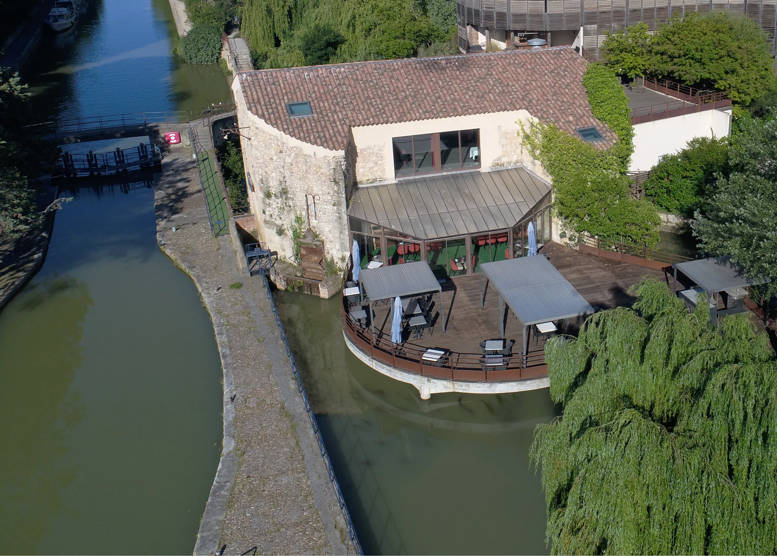 Moulin du Gua - brasserie à Narbonne certifiée Maître Restaurateur avec grande terrasse au bord de l’eau Moulin du Gua - brasserie à Narbonne certifiée Maître Restaurateur avec grande terrasse au bord de l’eau