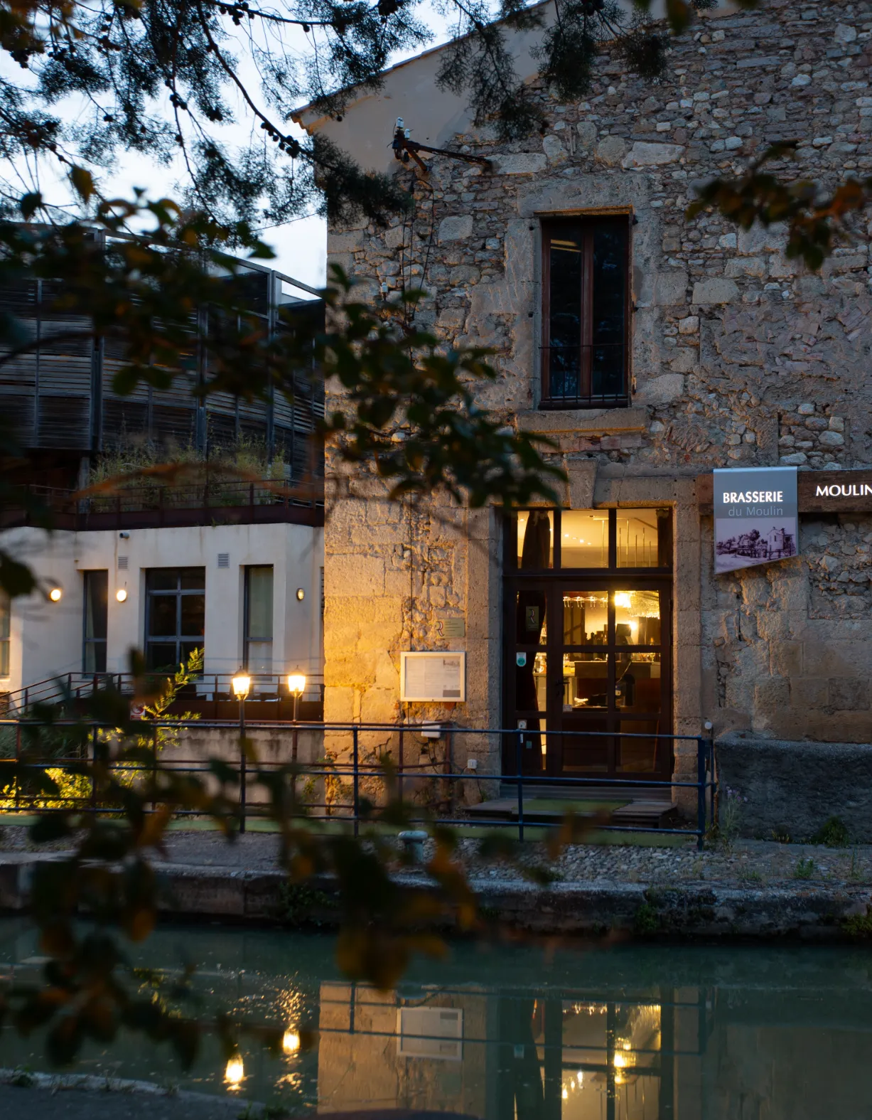 Moulin du Gua - brasserie à Narbonne certifiée Maître Restaurateur - vue extérieure la nuit Moulin du Gua - brasserie à Narbonne certifiée Maître Restaurateur - vue extérieure la nuit